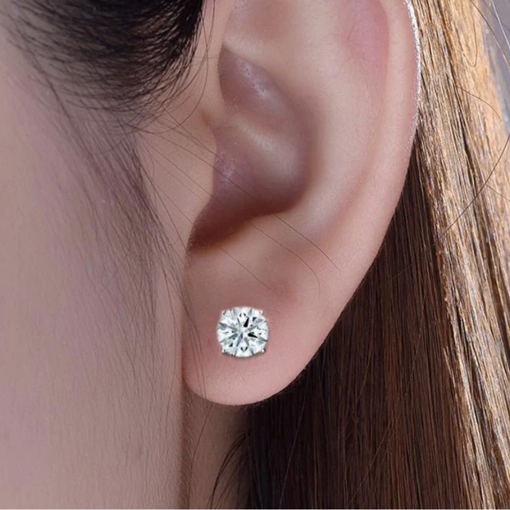 NWT 2 carat Solid Silver Moissanite  stud push back
Earrings $320 retail